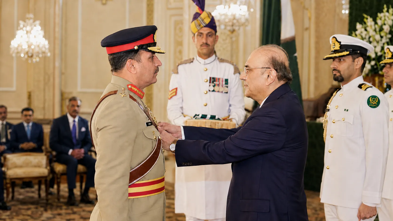 President Zardari Confers Nishan-e-Imtiaz on NSC Commander Gen Raza